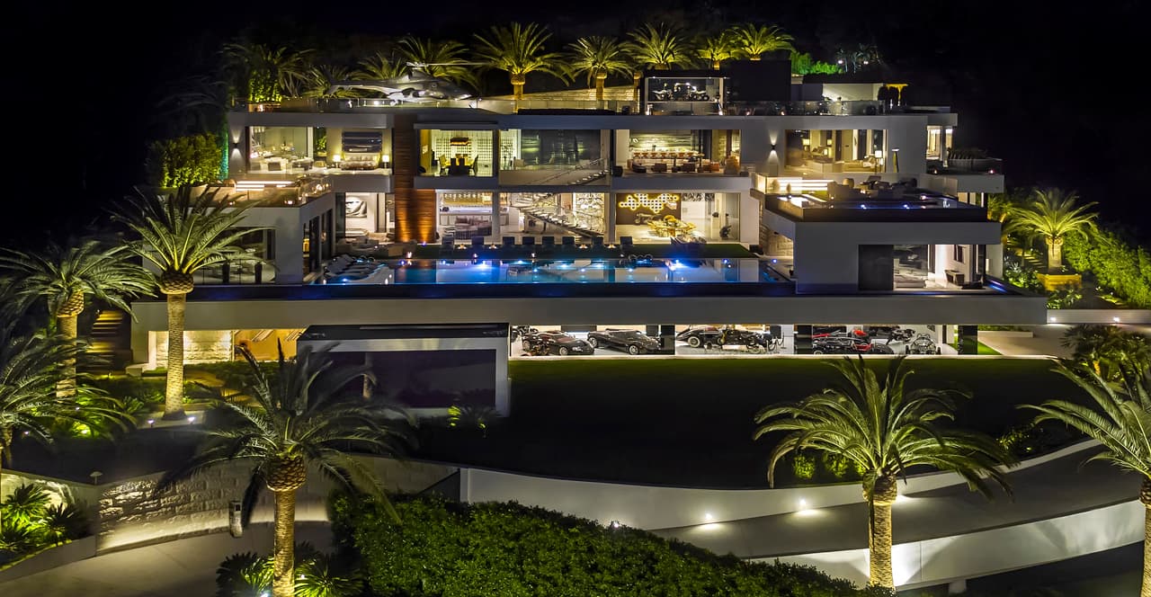 Esta vivienda está cerca de otra propiedad tasada en 200 millones de dólares y a la venta desde octubre de 2016. Conocida como 'The Manor' y construida en 1991 es casi el doble de grande, aunque tiene un estilo más clásico.
<a href="http://www.christiesrealestate.com/eng/sales/detail/170-l-47-1610061230403351/the-manor-westwood-los-angeles-ca-90024" target="_blank">La vivienda sigue aún en el mercado</a>.