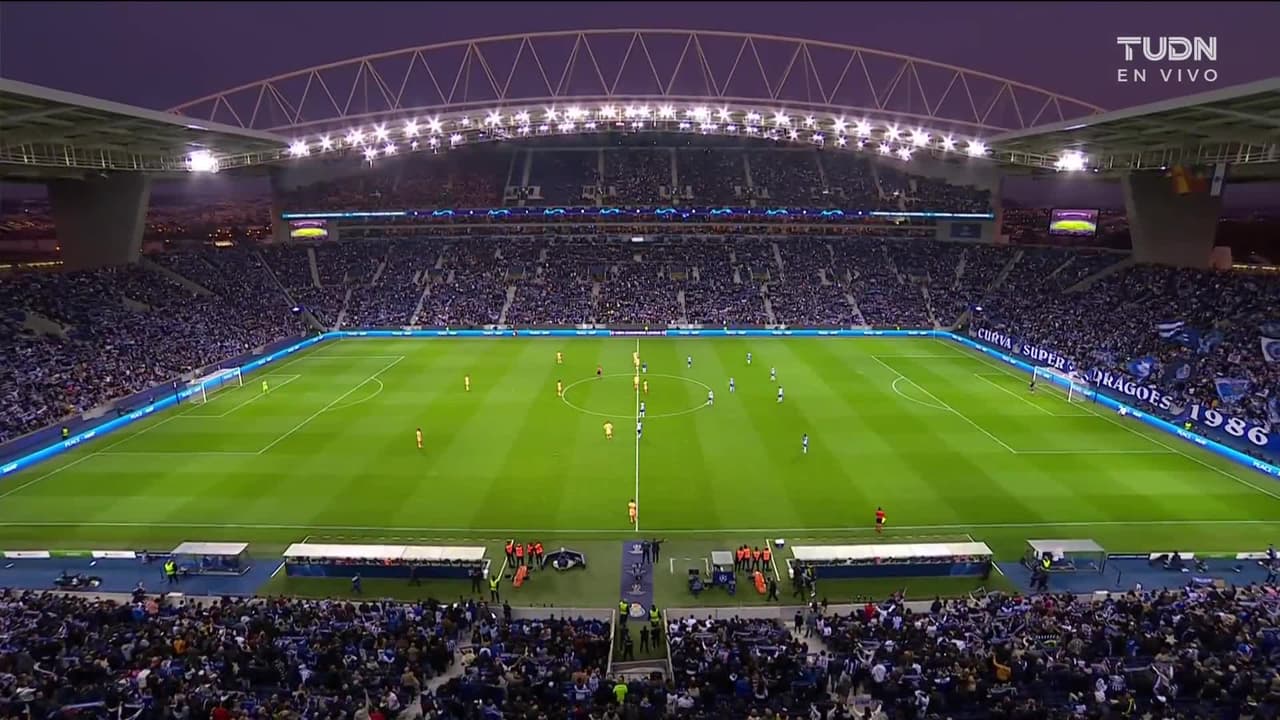 Arranca el partido y la pelota está en juego.