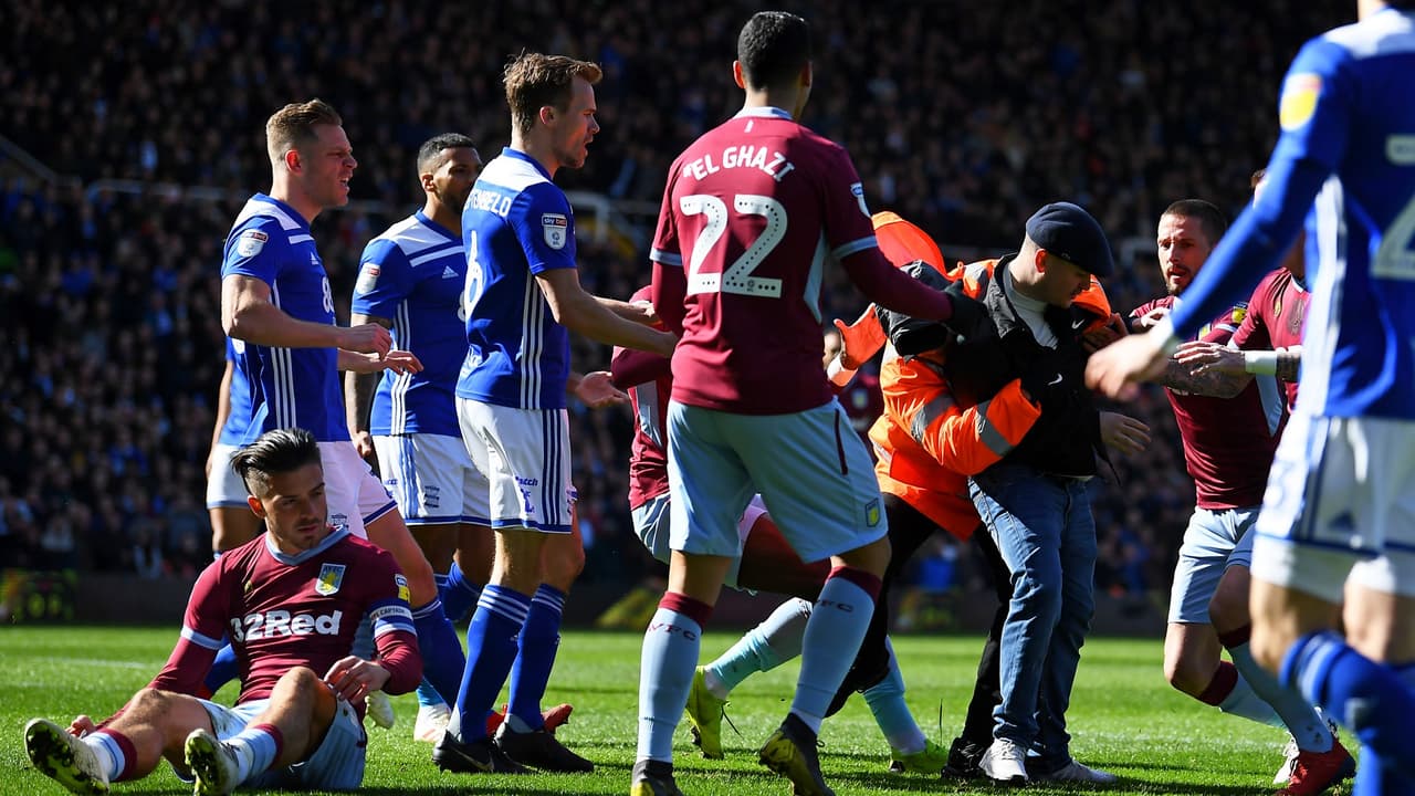 Jugador del Aston Villa fue agredido por aficionado en pleno partido