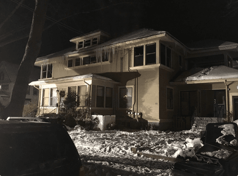 Cuatro personas, entre ellos dos niños, fueron rescatados de una vivienda que se incendiaba en Elgin