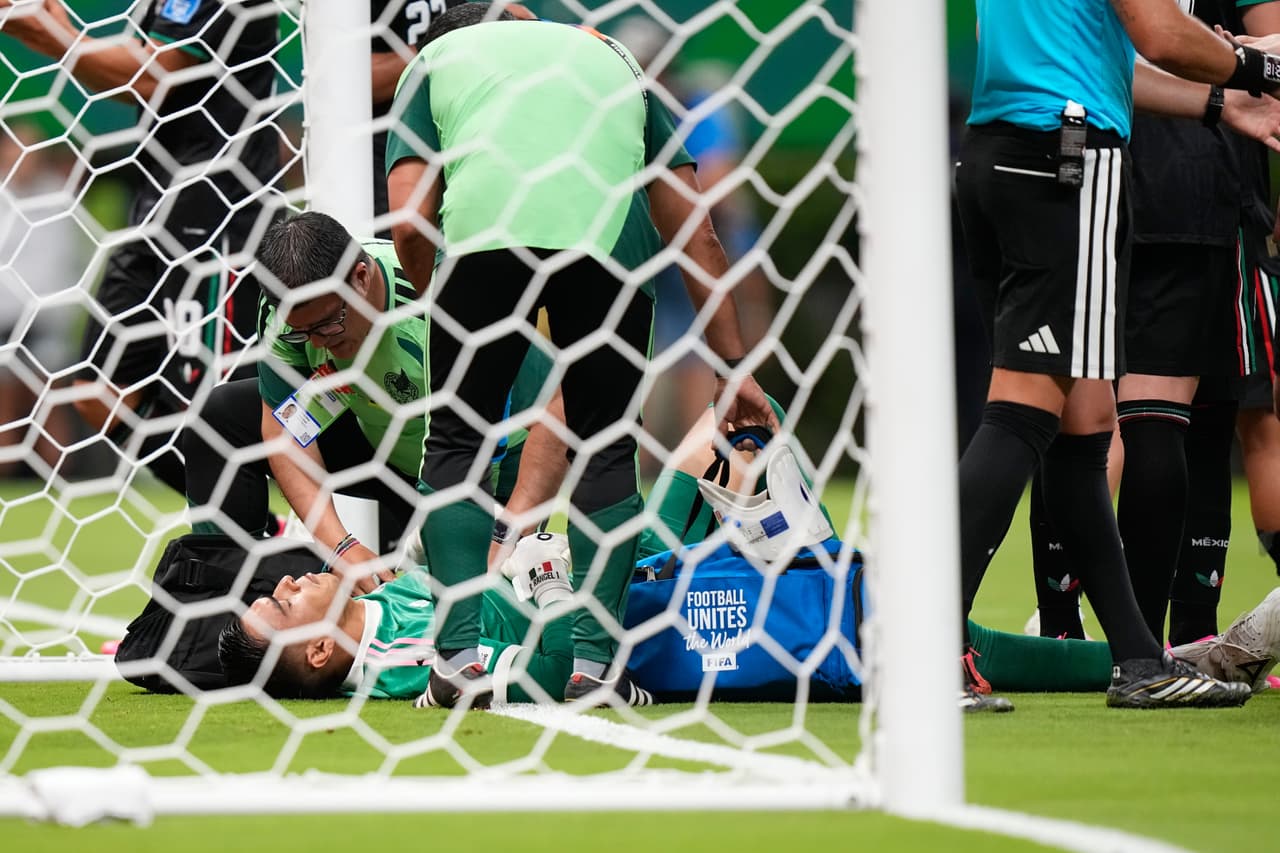 El portero de México, Raúl Rangel (1), recibe atención del cuerpo técnico tras realizar una atajada sobre la línea de gol durante el partido de fútbol del Grupo A de la Copa del Mundo entre México y Corea del Sur en Zapopan, cerca de Guadalajara, México, el jueves 18 de junio de 2026.