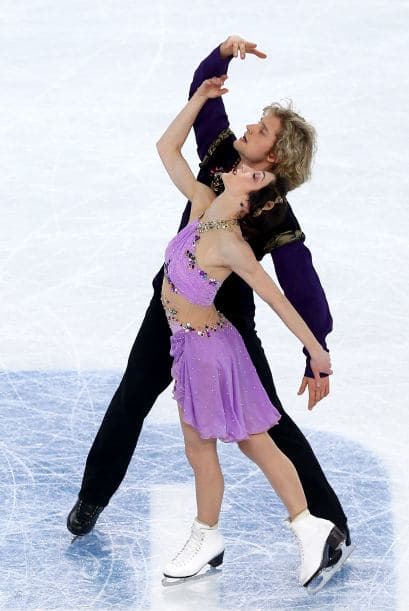 Meryl Davis y Charlie White se han proclamado hoy campeones olímpicos de danza de patinaje artístico en Sochi 2014, una vez disputado el programa libre en el que mantuvieron el liderato que el domingo alcanzaron en el corto. Davis y White, primera pareja de EEUU en ganar un Mundial y que llegaron a Sochi como subcampeones olímpicos, se impusieron en el Palacio Iceberg con 195,52 puntos y un programa largo con música de 'Sherezade", de Nikolai Rimski-Korsakov. Superaron a los defensores del título, los canadienses Tessa Virtue y Scott Moir, que se colgaron la plata con 190,99. El bronce ha sido para la pareja rusa integrada por Elena Ilinykh y Nikita Kapsalapov, con 183,48. Meryl y White llevan 17 años patinando juntos.