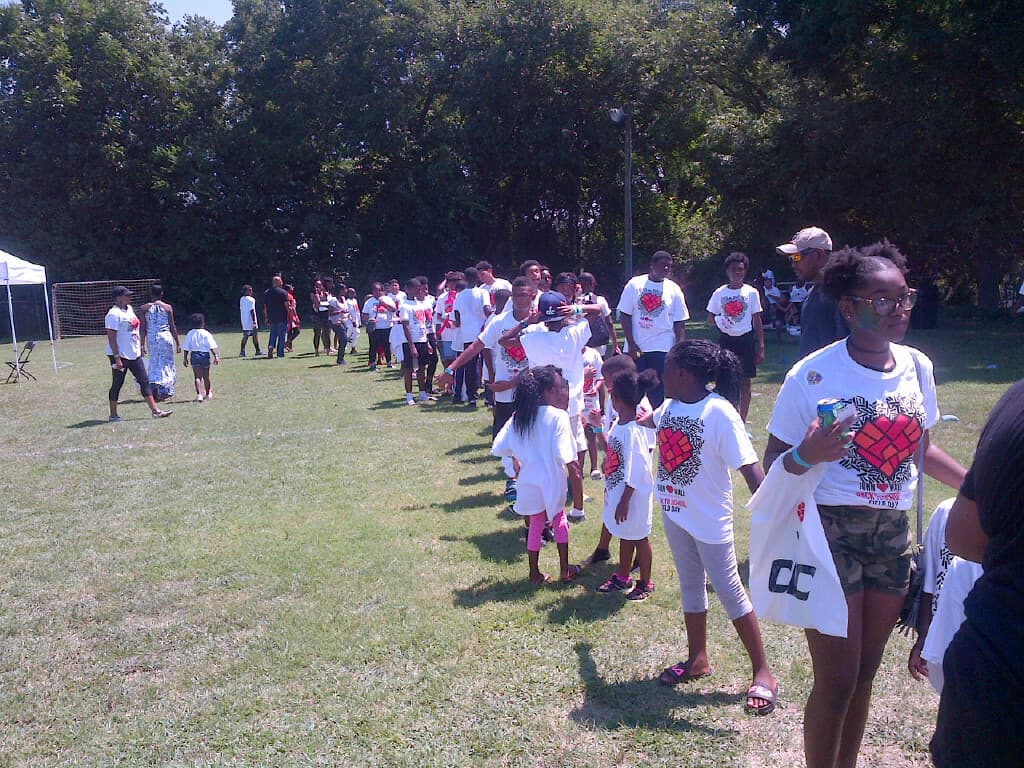 De acuerdo a un comunicado del Salvation Army, los niños de edad escolar deben permanecer en los vehículos para recibir el kit.