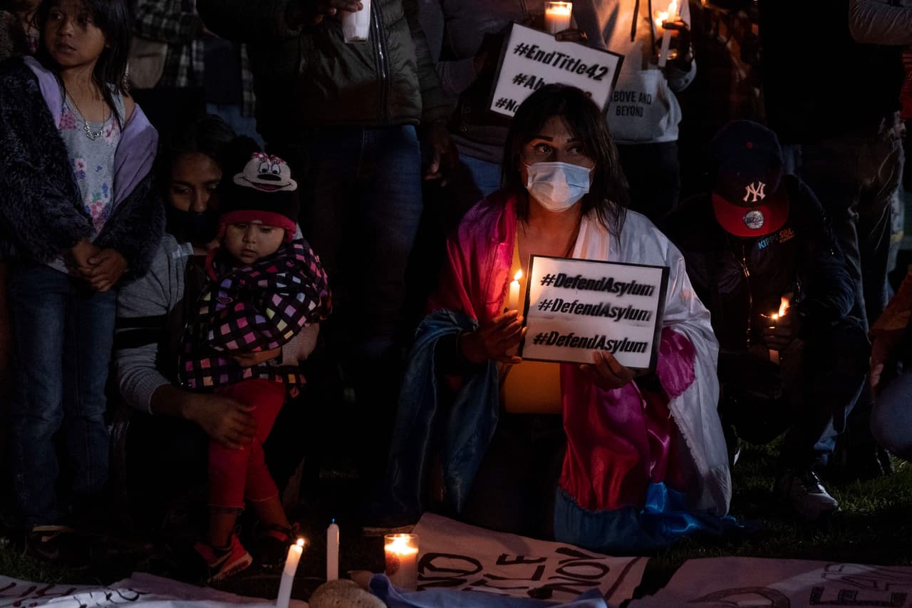 En horas de la noche del domingo, los migrantes y solicitantes de asilo hicieron una vigilia con el mismo propósito: mostrar su enfado por la sentencia que prolonga el Título 42.