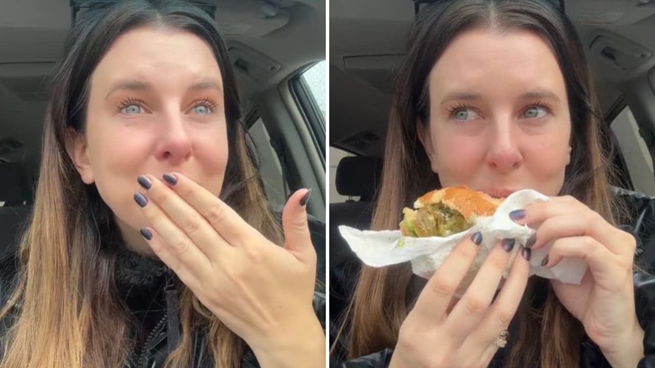 Mujer se conmueve ante regalo de mamá mexicana.