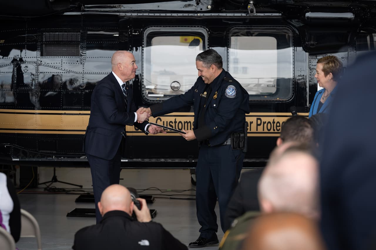El secretario Mayorkas participó en una ceremonia de reconocimientos en celebración de 20 años de la agencia encargada de proteger la seguridad de los ciudadanos estadounidenses.