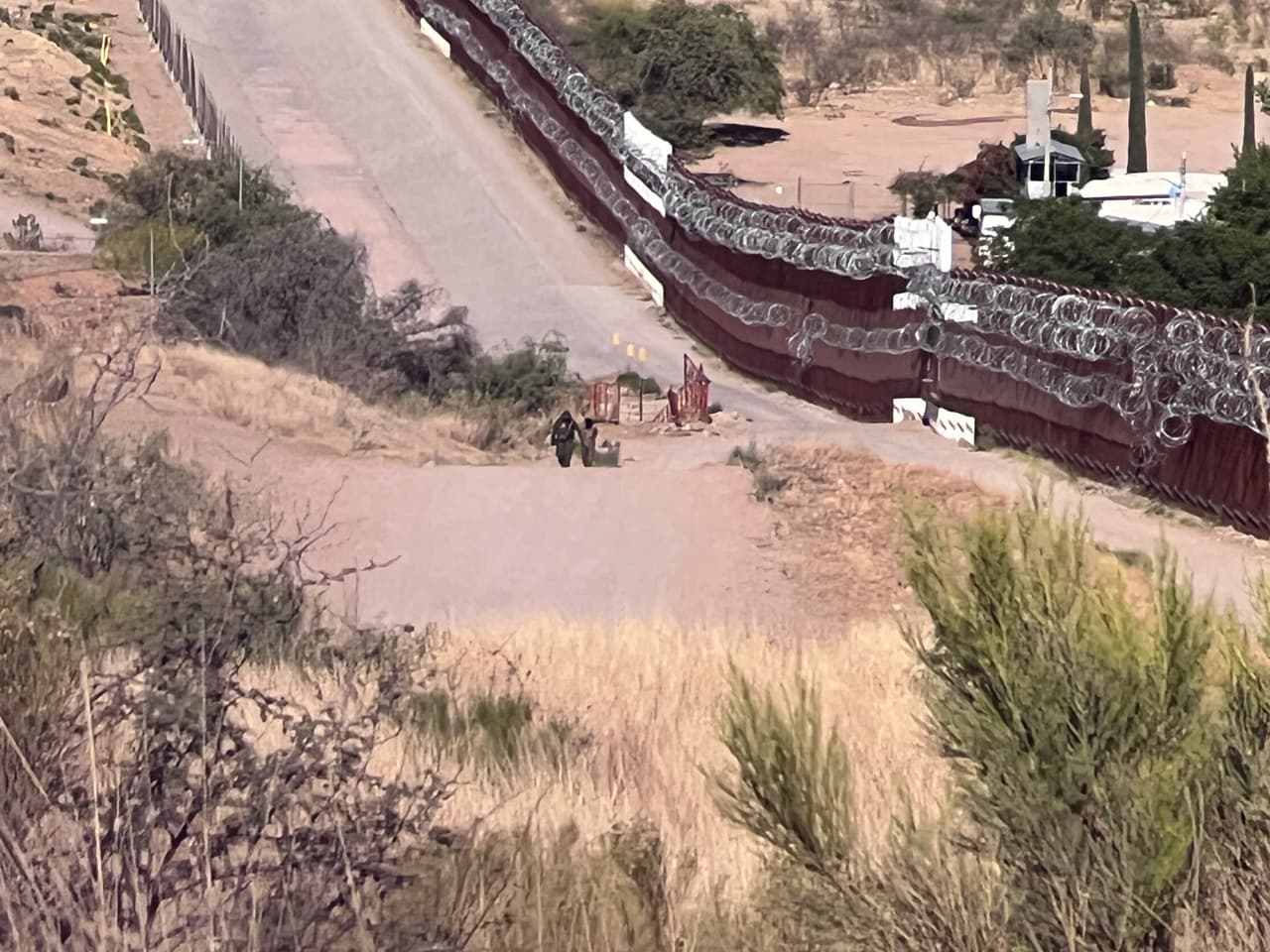 Este inmigrante saltó y corrió para meterse por unos túneles debajo del puerto fronterizo Mariposa en Nogales pero fue detenido por las autoridades fronterizas.