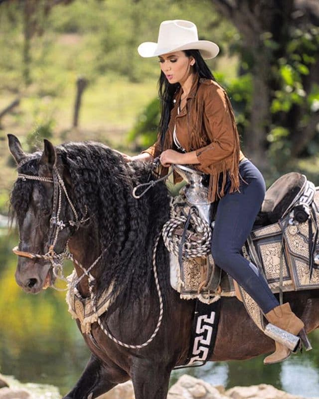 Esta bella también heredó de su padre la fascinación por los caballos.