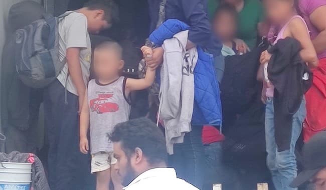 Abandonan a 215 inmigrantes encerrados en la caja de un tráiler tras una persecución en México