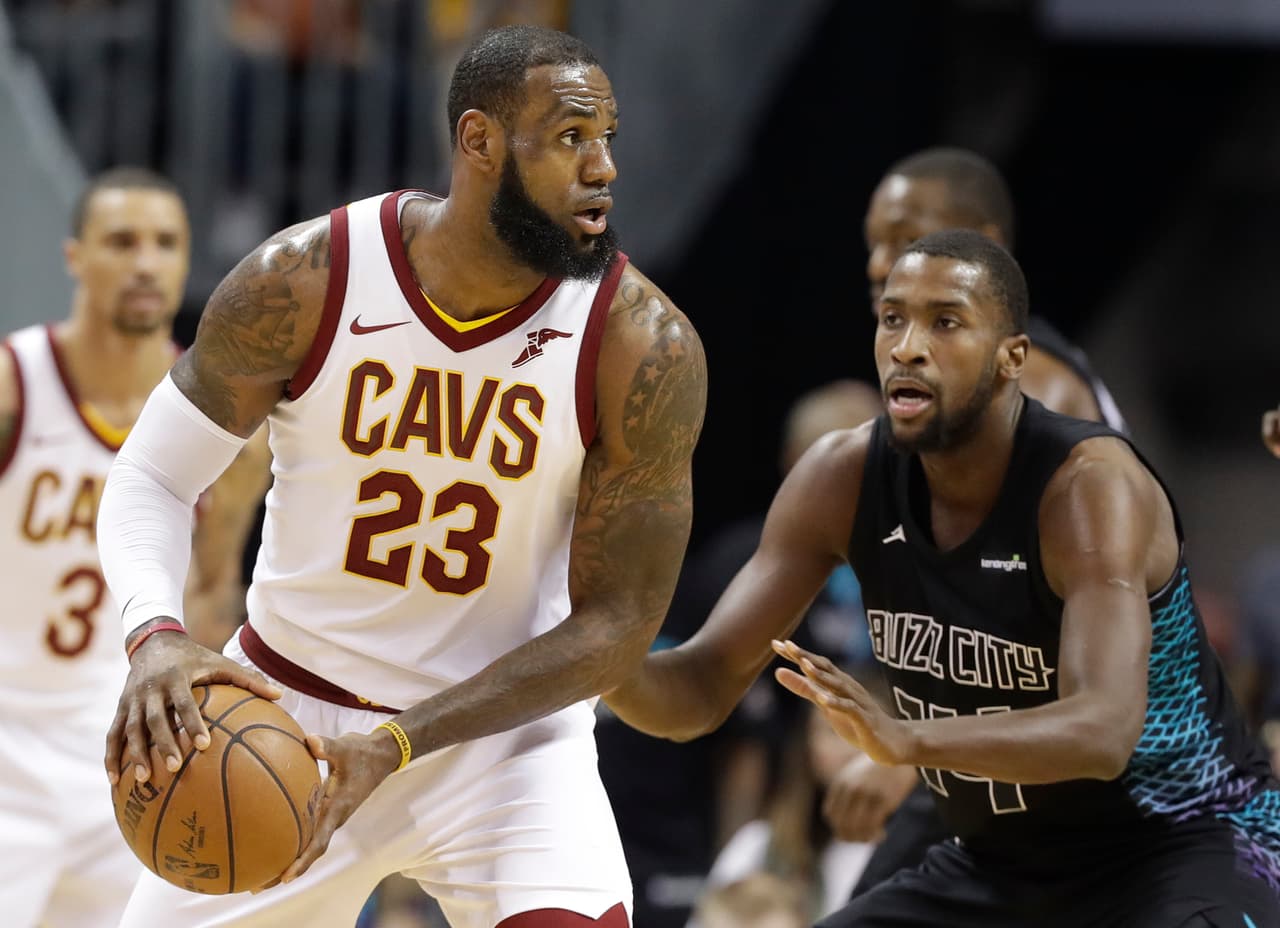 La racha que igualó James, Jordan la consiguió jugando para los Chicago Bulls y los Washington Wizards en un lapso que se amplió de 1986 al 2001.