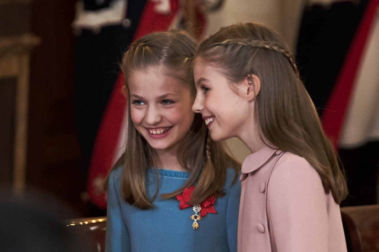 El diario señala que para esta tarea la Reina se apoyó de Paloma Rocasolano, su madre, quien ha ayudado a Letizia en el cuidado y educación de sus dos hijas desde que estas eran pequeñas.