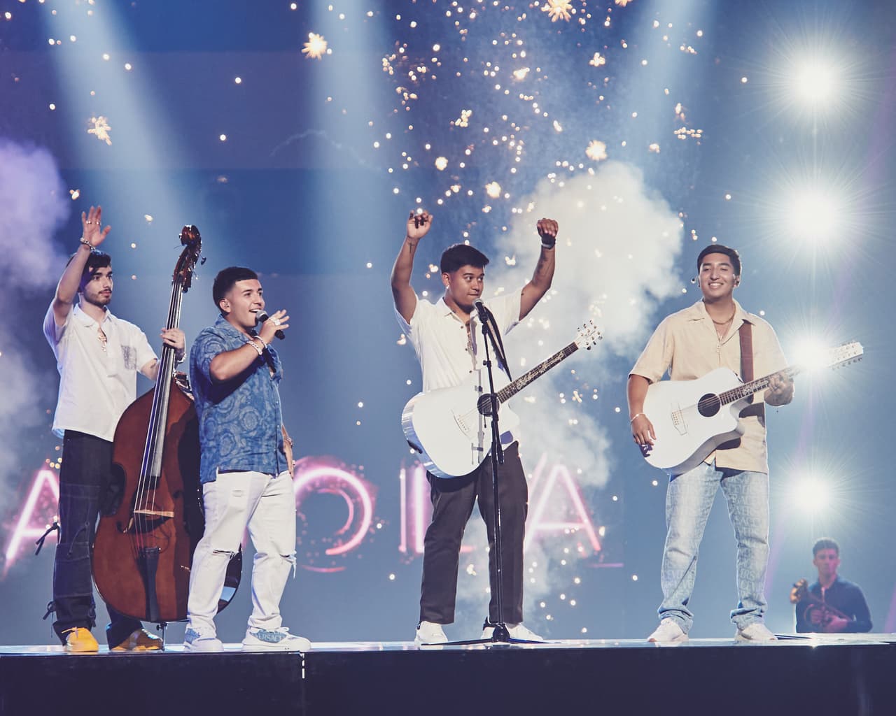 <h2 class="cms-H2-H2">Eslabón Armado</h2>
<br>
<br>Luego de recibir el premio por Mejor Canción Regional Mexicana por el tema ‘Ella Baila Sola’, se subieron al escenario para cantar la canción del momento que popularizaron junto a Peso Pluma.