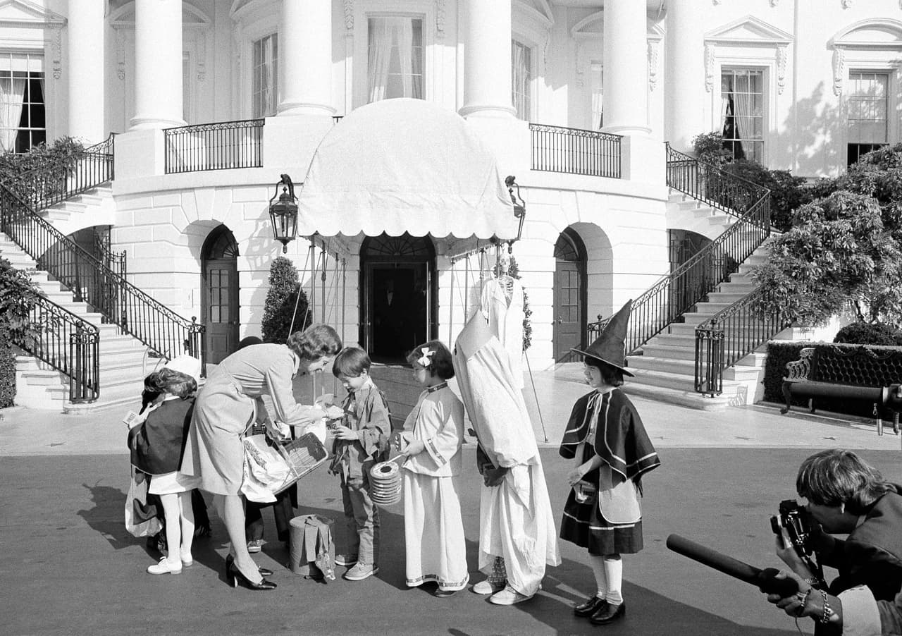 La primera dama Betty Ford, esposa del presidente 38, Gerald Ford, recibió a pequeños estudiantes el día de Halloween de 1974.