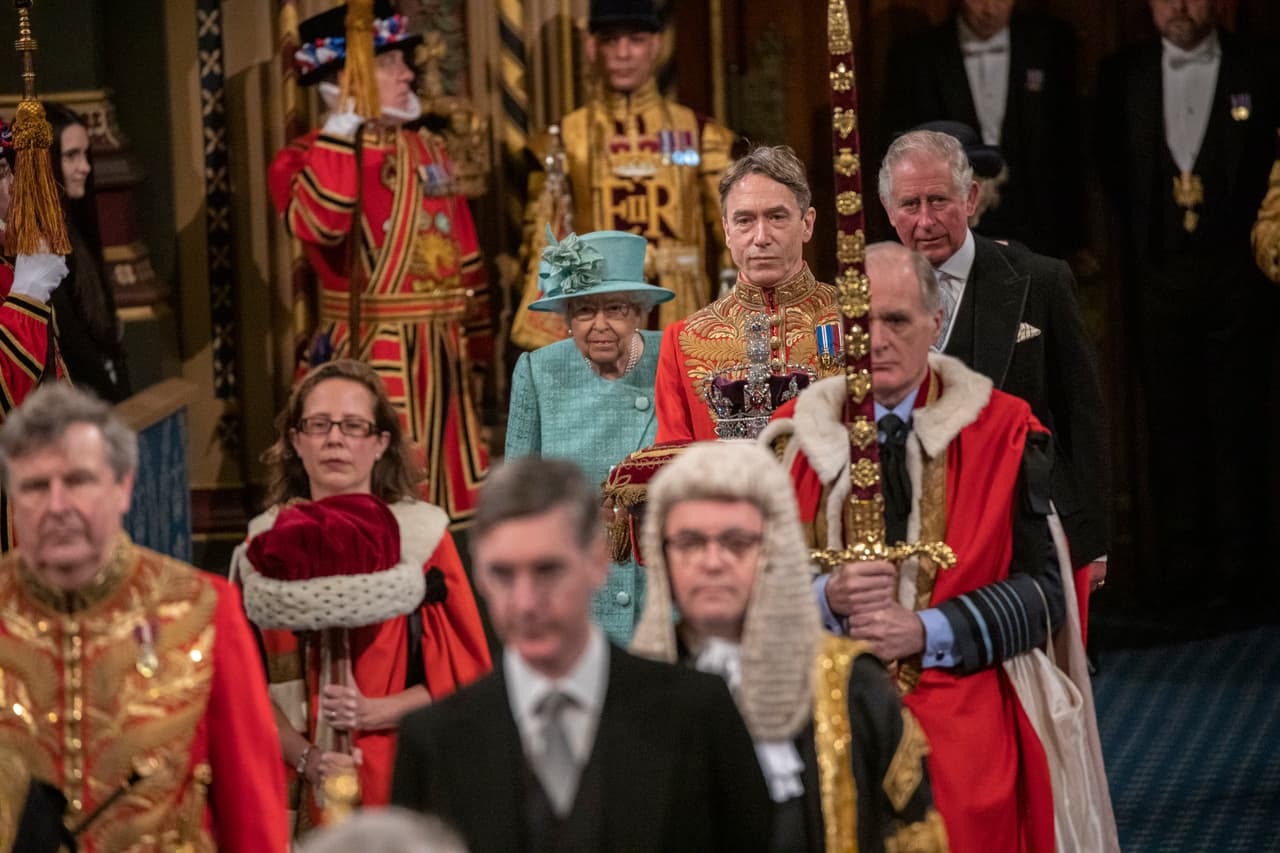 Otros usuarios de Twitter expresaron que la reina usó un abrigo azul en referencia al Brexit, proceso por el cual el Reino Unido dejará de ser parte de la Unión Europea.
<br>