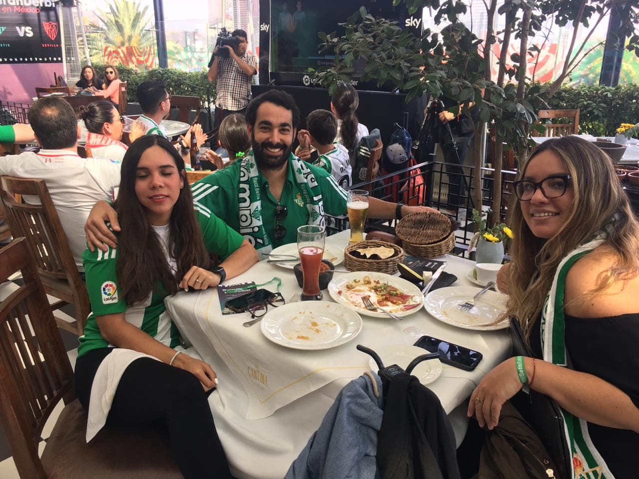 Gran ambiente en la Ciudad de México para vivir 'El gran Derbi' entre el Betis y el Sevilla.