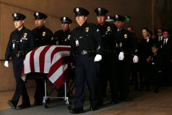 Familiares, amigos y miles de oficiales de distintas fuerzas de seguridad local ofrecieron sentido velatorio oficial Nicholas Lee, con el oficio del Arzobispo José Gómez en la sede de Nuestra Señora de Los Ángeles. Los restos del oficial de entrenamiento serán sepultados hoy en el cementerio Forest Lawn Memorial en la ciudad de Glendale. Detalles del trágico accidente que cobró la vida del respetado oficial aquí: Mira el reportaje completo aquí.