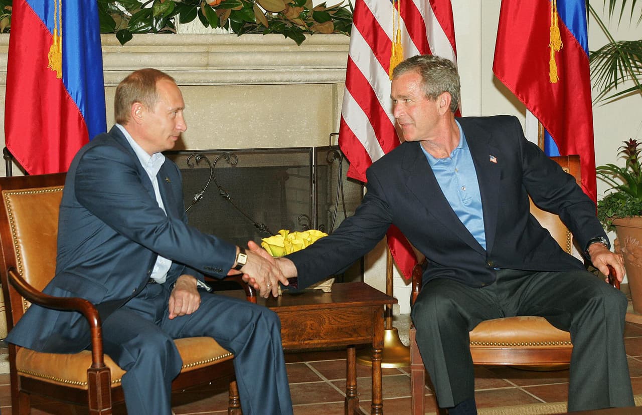 Bush y Putin reunidos en el marco de la cumbre del G8. Fue en agosto de 2004 en Sea Island, Georgia.