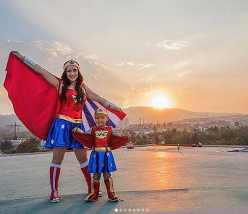 Ariadne Díaz se disfrazó de la 'Mujer Maravilla' para cumplir el sueño de una pequeña que padece cáncer.