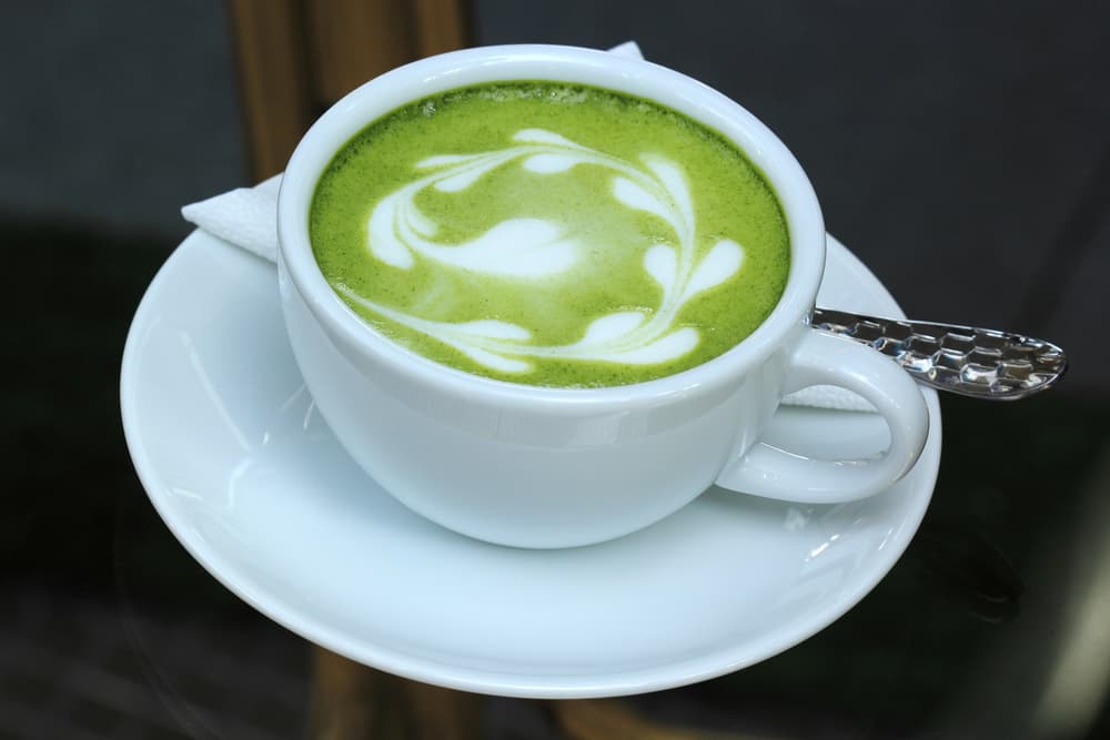 Estas pensando darle un giro a tu alimentación y volverte más sana, si es así debes conocer todo a cerca del té matcha.