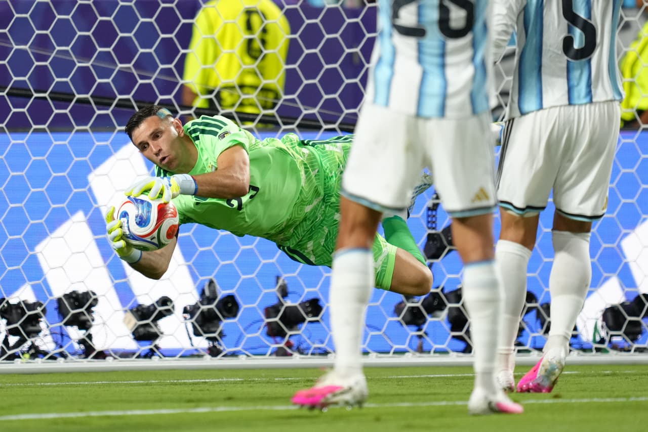 El portero argentino Emiliano Martínez (23) realiza una parada durante el partido de cuartos de final de la Copa Mundial de Fútbol entre Argentina y Suiza en Kansas City, Missouri, el sábado 11 de julio de 2026.