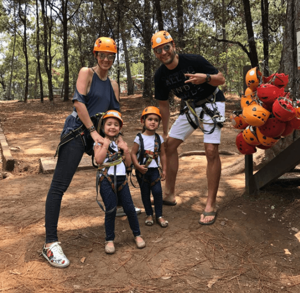 Así es como Jacky se divierte de lo lindo con su hermosa familia.