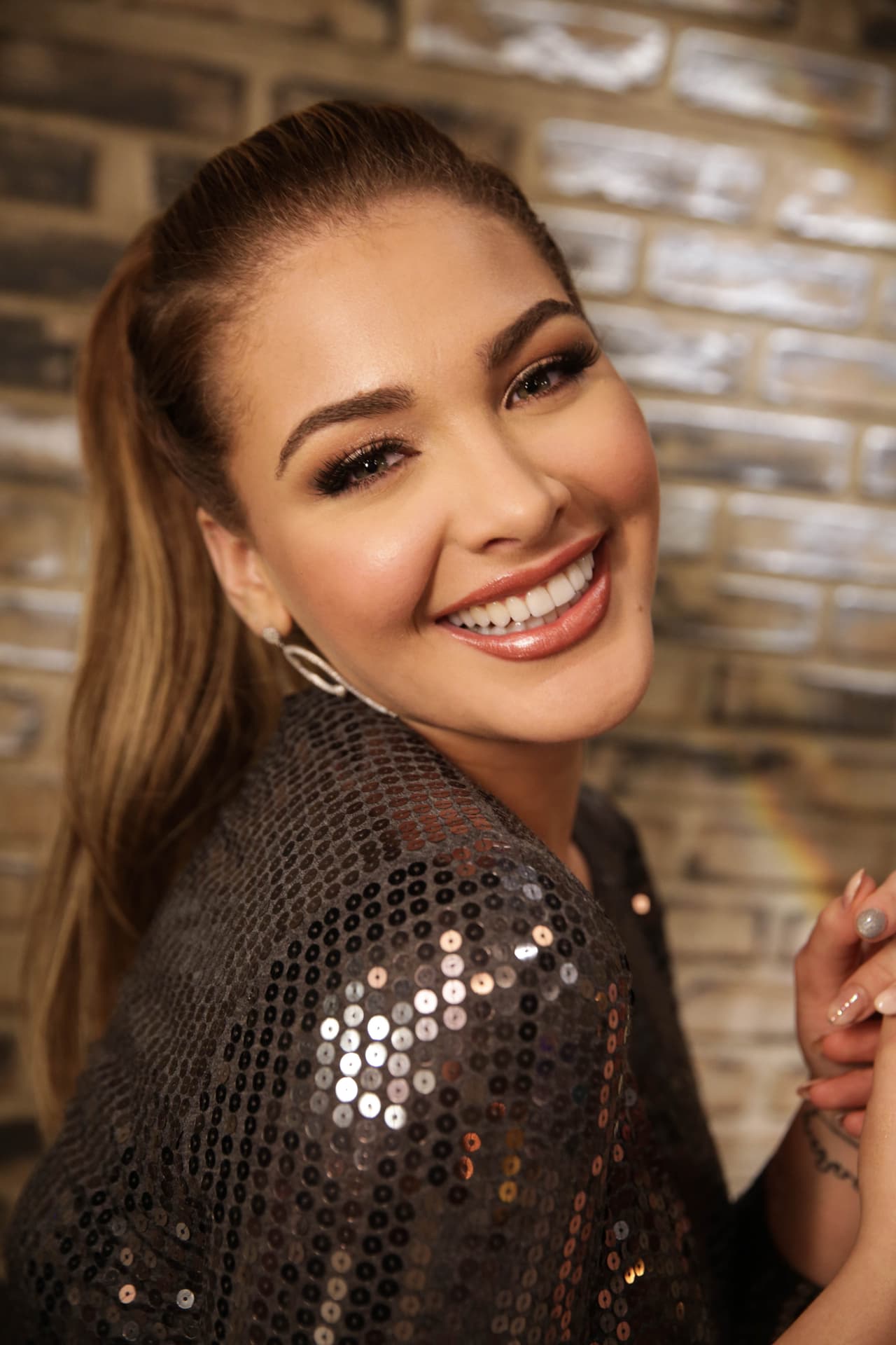 Migbelis lució radiante en el backstage de la cuarta gala de Mira Quién Baila All Stars.