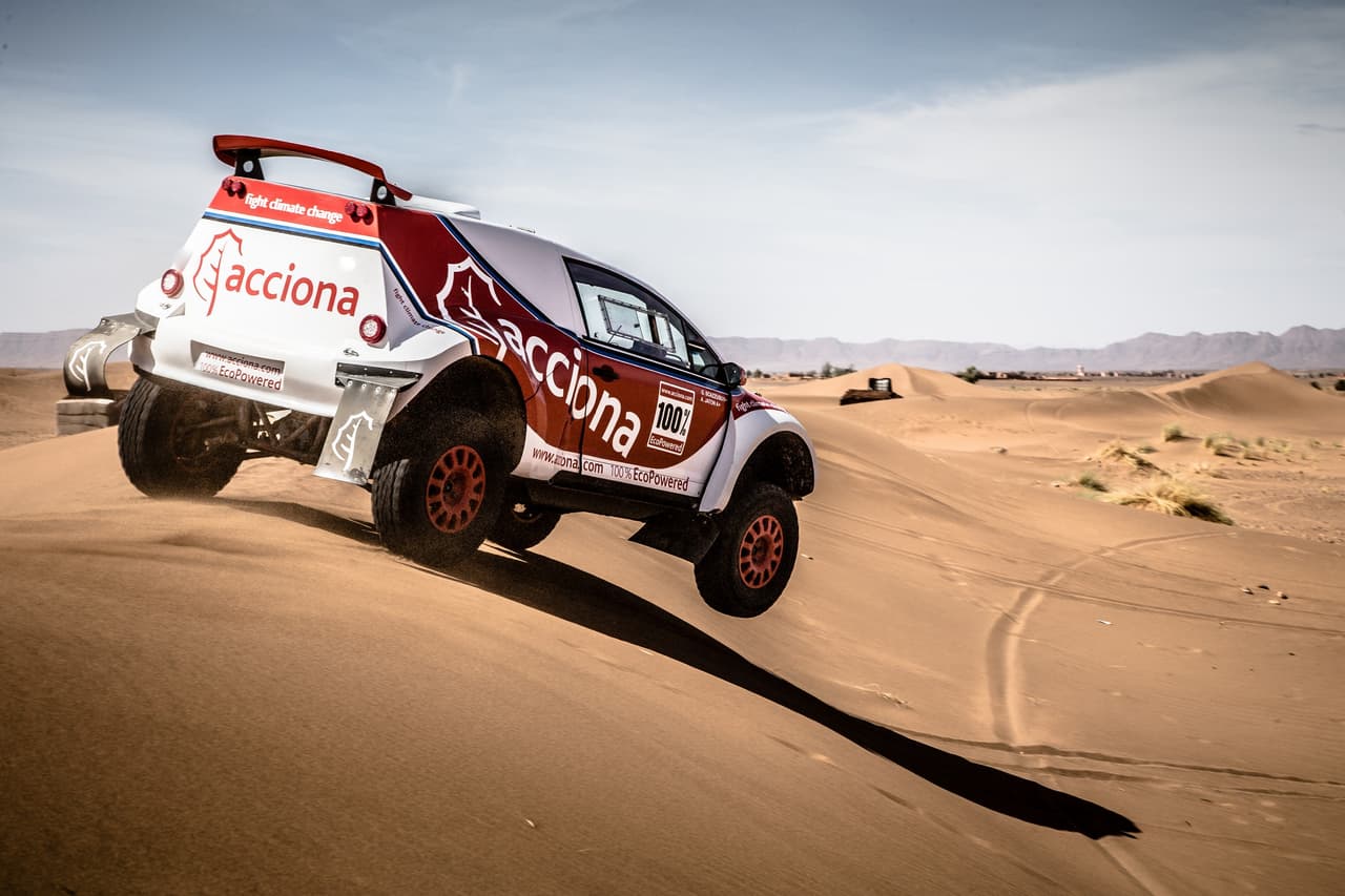 El Acciona 100% EcoPowered posee una
<b>velocidad máxima</b> que está auto-limitada electrónicamente a las
<b>90 millas por hora, </b>con el fin de mantener la durabilidad de sus baterías en carrera.