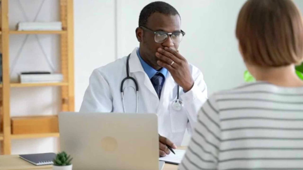 La mayoría de las personas se recuperan de la viruela del mono en cuestión de semanas, de acuerdo con la Organización Mundial de la Salud. El virus ingresa al cuerpo a través de la piel rota, el tracto respiratorio o las membranas mucosas. Y se cree que la transmisión de persona a persona ocurre a través de gotitas respiratorias grandes.