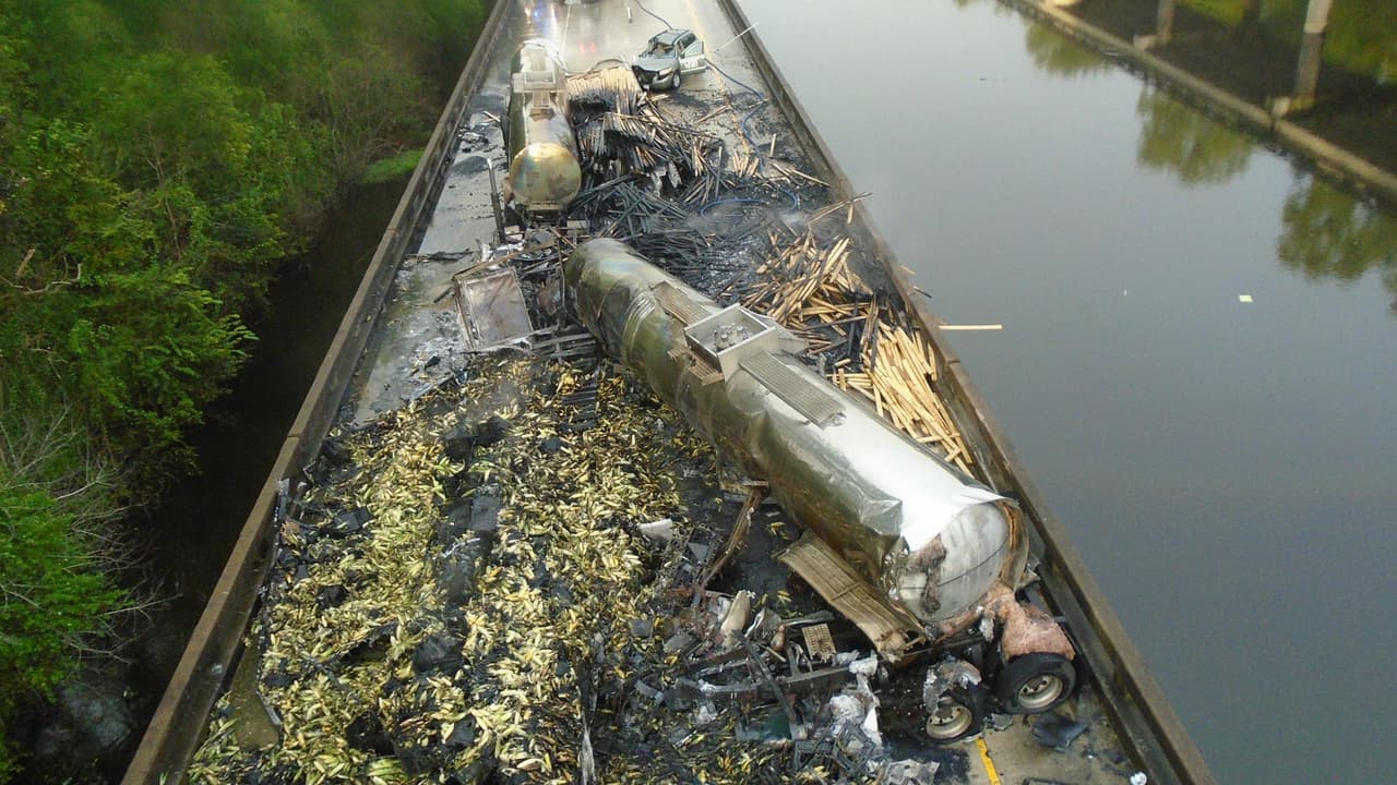“Los carriles de la I-10 West permanecen cerrados, pero las cuadrillas de limpieza han removido los escombros del accidente. Nuestros patrulleros están en la escena supervisando el progreso de los trabajos y darán actualizaciones mientras que el Departamento de Transporte inspecciona (en qué condiciones quedó) la interestatal”, se lee en un tuit de la Policía Estatal de Luisiana.