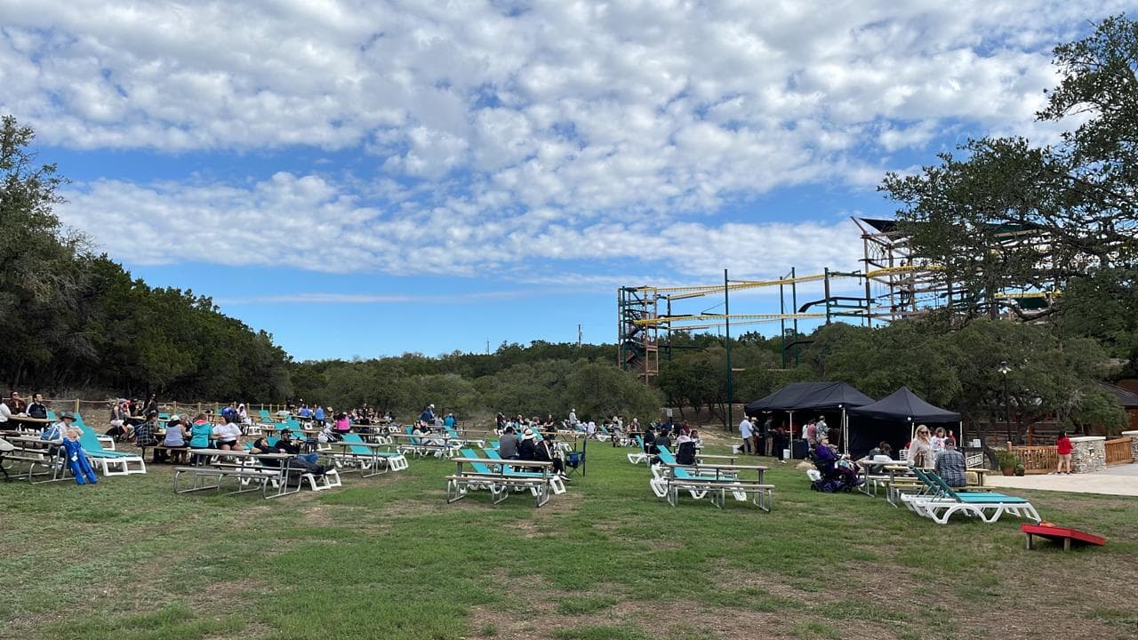 Con camillas reclinables para verlo cómodamente, así se colocaron en este parque de la ciudad New Braunfels, en el centro de Texas.