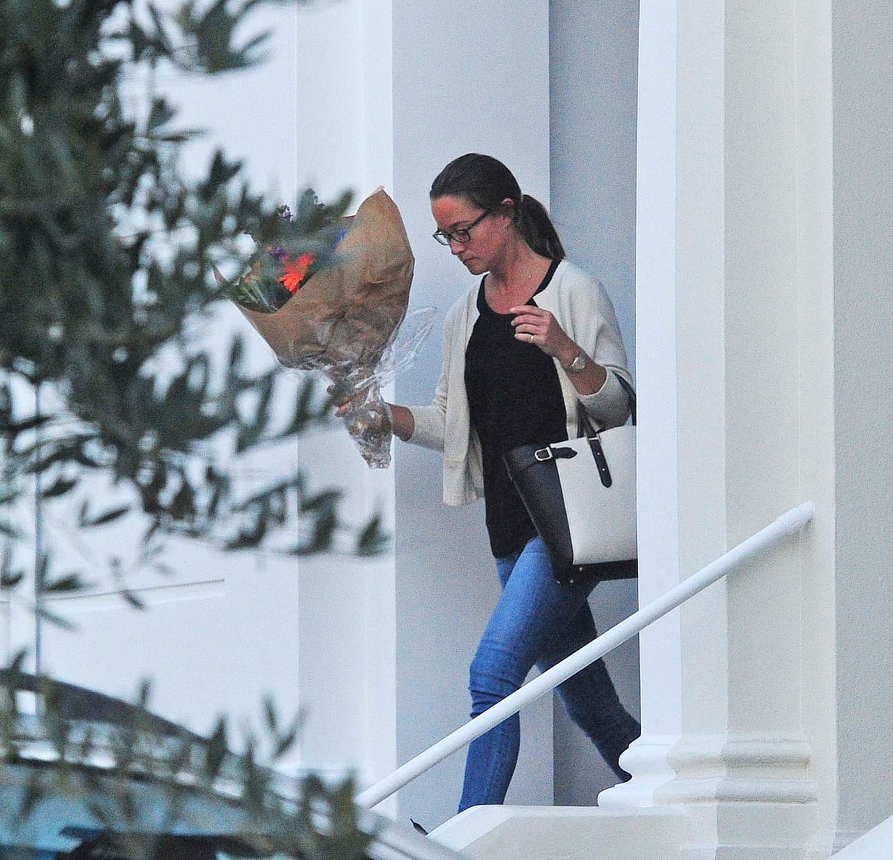 ¡La atraparon en la movida! Con todo y ramo de flores.