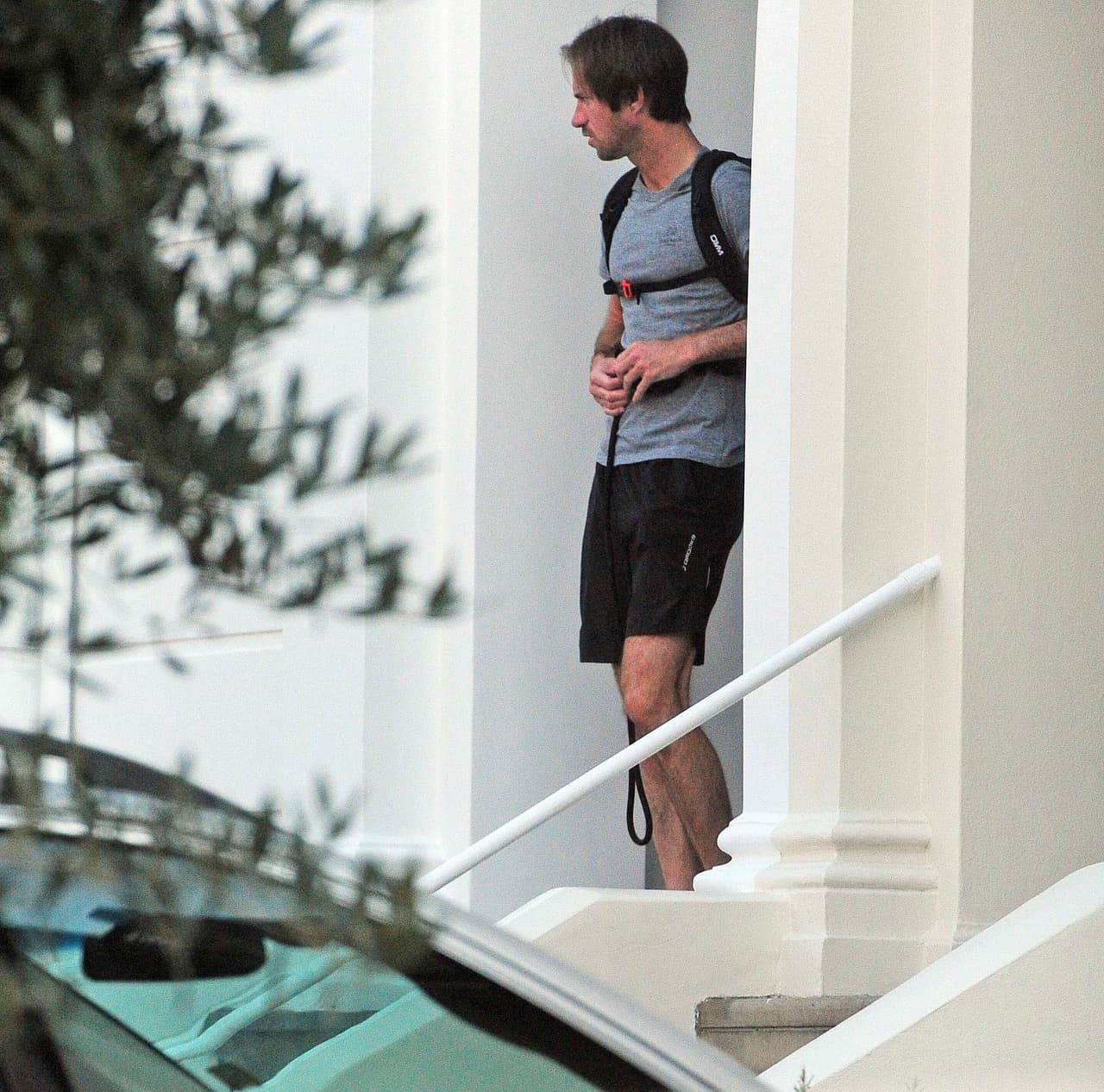 Quince minutos después, salió James muy "casual".