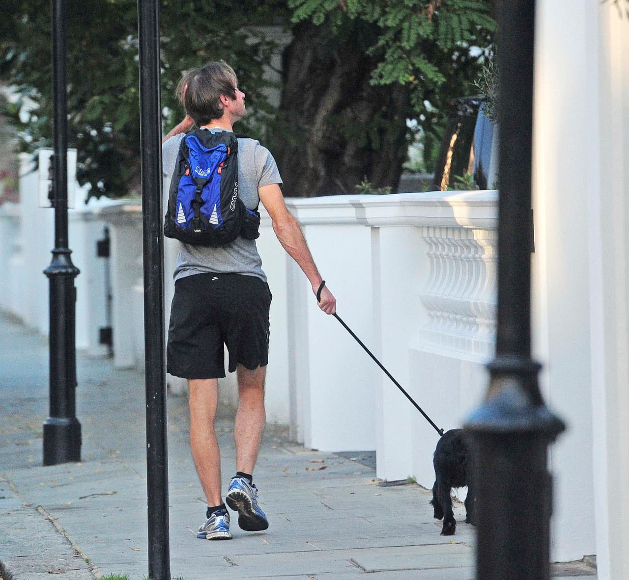 Caminó con su perro como si no hubiera pasado nada. Chiflando y aplaudiendo...