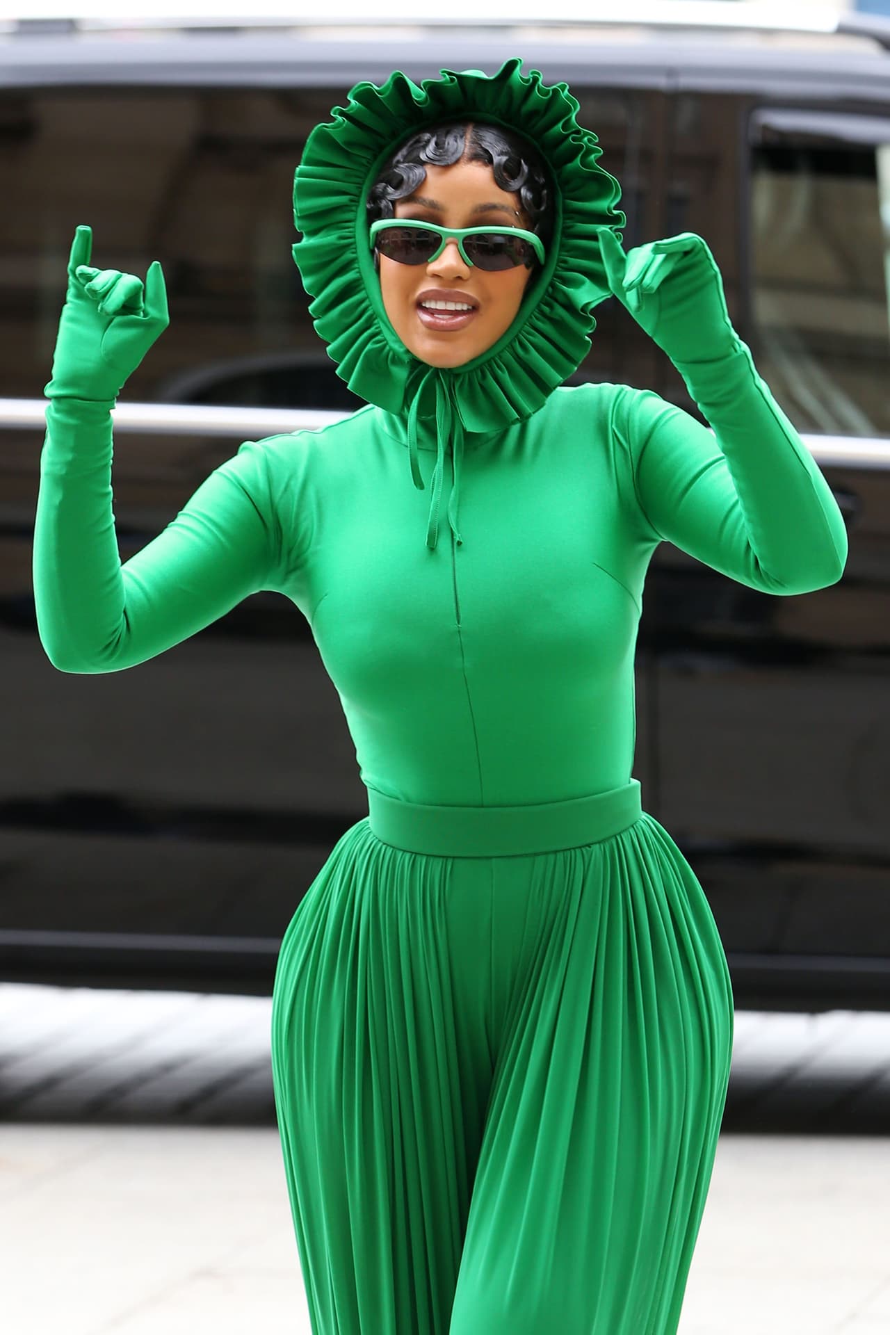 Se trata de un
<b><a href="https://pagesix.com/2021/10/03/cardi-bs-green-paris-outfit-sparks-memes/" target="_blank">'catsuit' diseñado por Richard Quinn</a></b>, de acuerdo con datos publicados por Page Six.
<br>