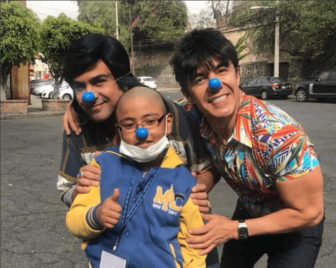 Albertano y El Vitor tienen estilos similares, pero lo que más los une es su buen corazón. Ellos saben como regalar sonrisas a chicos y grandes.