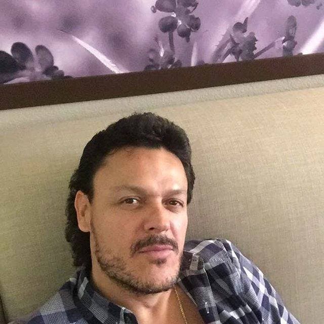 Este es el Pedro Fernández actual, se nota que los años no han hecho efecto en su físico a pesar de contar ya con 48 años de edad.