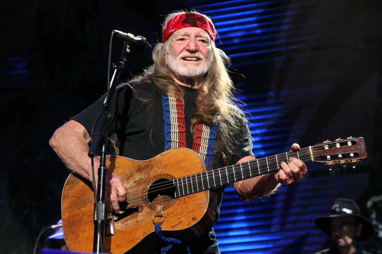 <b>Willie Nelson</b> es considerado una leyenda de la música country. Comenzó a producir música a mediados de 1950 y desde ahí no ha parado de hacerlo. Cuenta con más de 60 álbumes, 25 de sus canciones han sido número 1 en las listas Billboard y se ha llevado 9 premios Grammy. 
<br>
<br>Sus canciones más populares son: “Highwayman”, “Mammas Don’t Let Your Babies Grow Up To Be Cowboys” y “Always On My Mind”. 
<br>
<br>
<b>Nelson se presentará en el Rodeo de Houston por novena vez el miércoles 4 de marzo. </b>
<br>