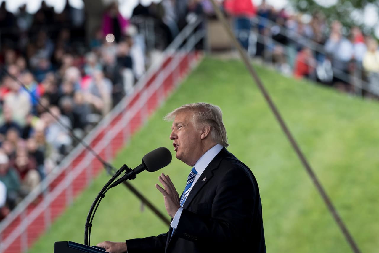 "Nada que valga la pena llega fácil. Seguir sus convicciones significa que deben estar dispuestos a enfrentar las críticas de aquellos que carecen del mismo coraje para hacer lo que es correcto - y ellos saben lo que es correcto, pero no tienen el coraje o la resistencia para hacerlo", dijo Trump durante la ceremonia de apertura de Liberty University el 13 de mayo de 2017 en Lynchburg, Virginia.