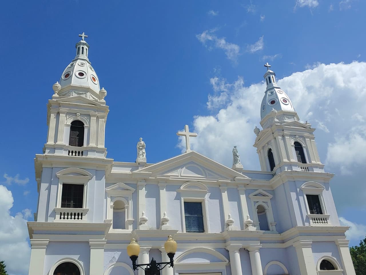 "Son rumores que vienen corriendo desde el terremoto del 7 de enero", dijo Luis Badillo Decano de la Escuela de Arquitectura de la Pontificia Universidad Católica de Puerto Rico en Ponce.