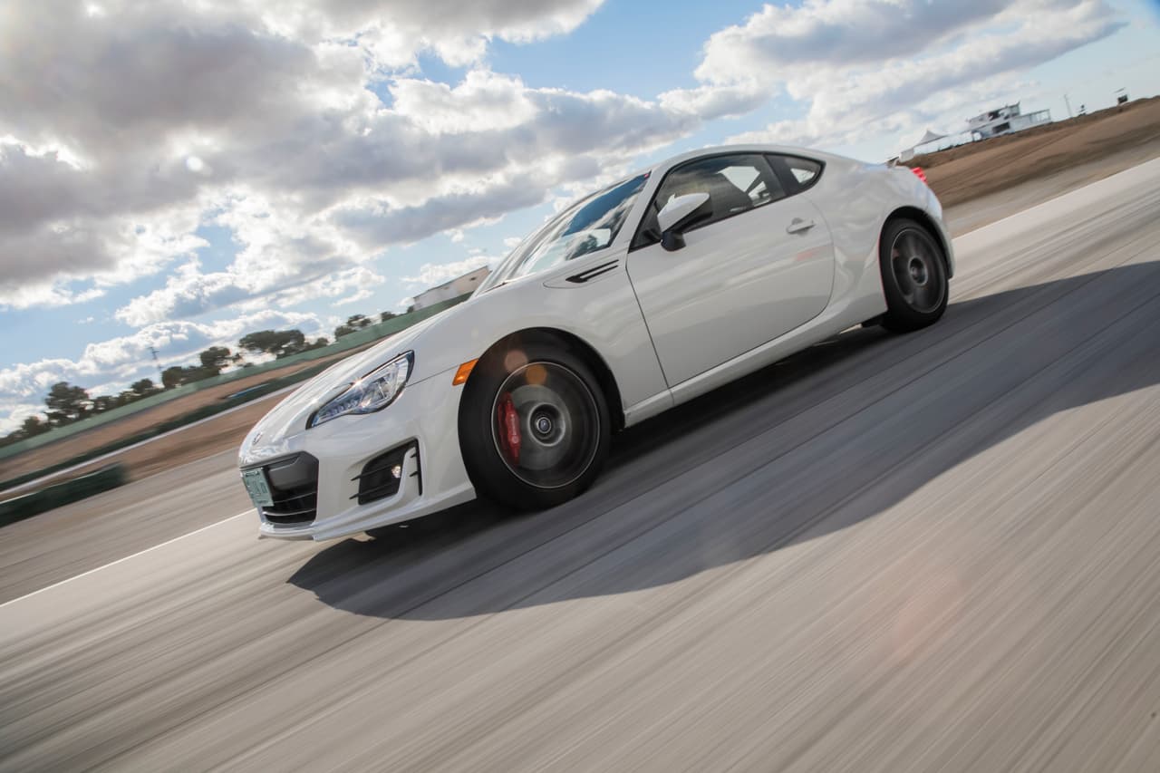 Se construyeron cuatro Subaru BRZ (aquí vemos el modelo de calle) para el rodaje de The Fate of the Furious, con retoques estéticos que consistieron principalmente en ensanchar la carrocería.