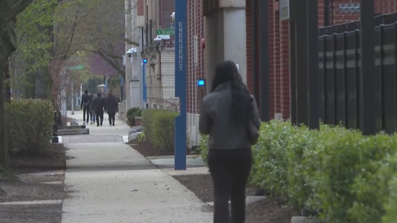 Alertan a estudiantes de universidad en Chicago luego de que tres mujeres fueran atacadas