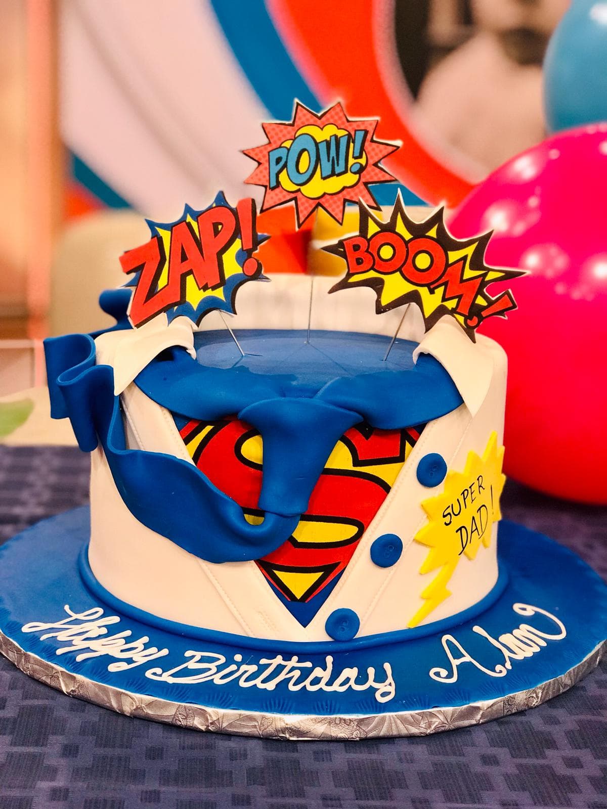 El pastel estaba listo para que Alan soplara las velitas. Una tarta dedicada a un súper papá: Happy Birthday Alan.