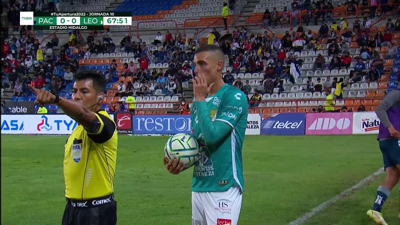 ¡Tarjeta Roja! Julien Celestine recibe la segunda amarilla y se va del juego.