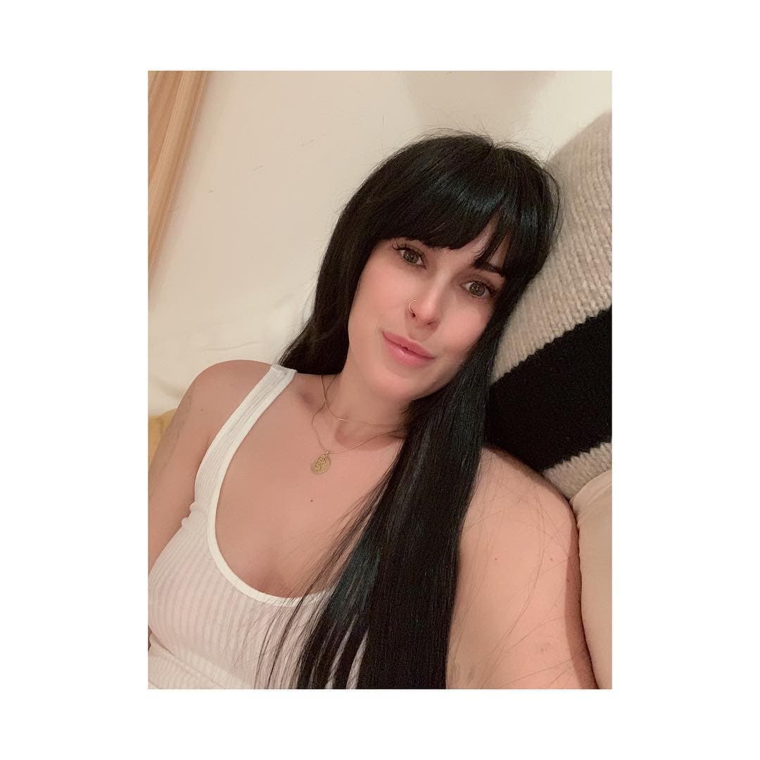 "Cuando tenía 14 o 15 años, todavía no entendía tener valor en mí misma. Mi mente decía 'Ok, así que, si me pongo delgada o si me visto de la manera correcta o me presento muy sexualmente y me visto de esta manera, entonces seré valorada'", comentó.