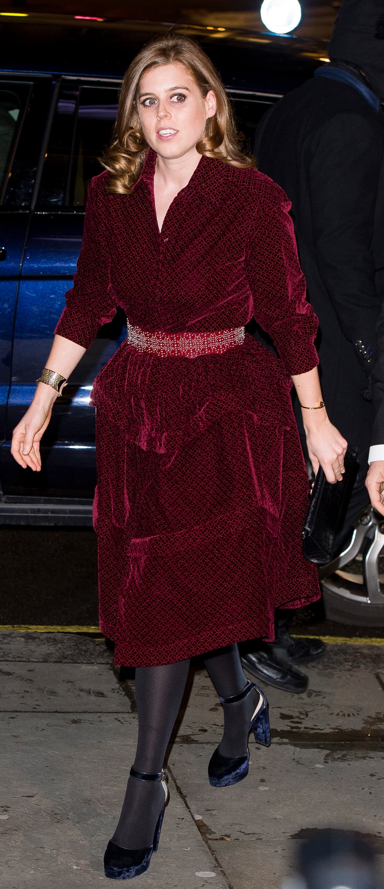 Para la ocasión, la hija mayor de 
<b><a href="https://www.univision.com/entretenimiento/realeza/pizza-y-pasta-la-dieta-de-sarah-ferguson-de-cara-a-la-boda-de-su-hija-la-princesa-eugenie-fotos">Sarah Ferguson</a></b> y el príncipe Andrés de Inglaterra, utilizó un vestido de terciopelo rojo con medias negras y zapatos de terciopelo azul.