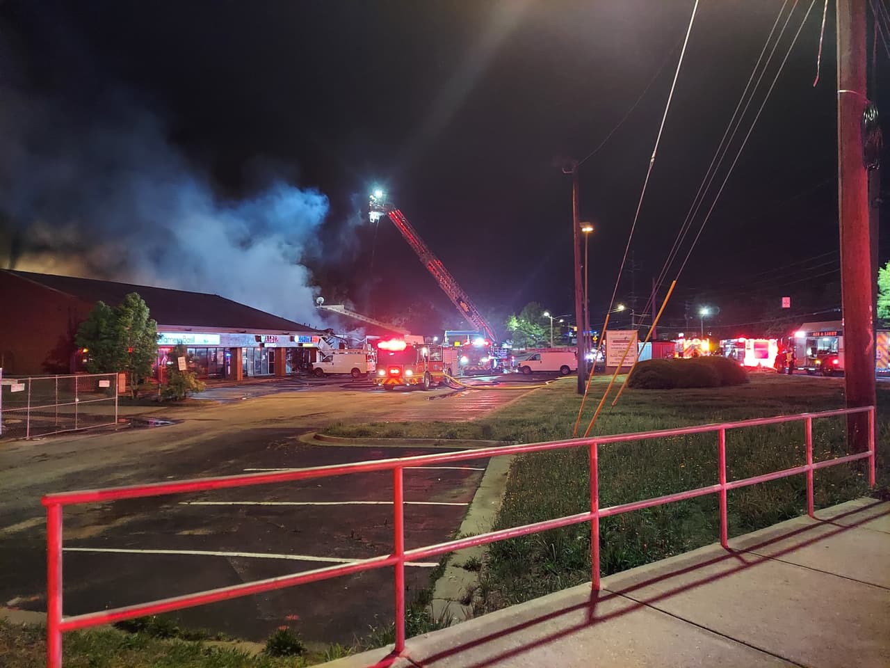 Las autoridades dicen que la integridad estructural de las empresas cercanas dificulta la investigación de la causa del incendio o el acceso a posibles puntos críticos.