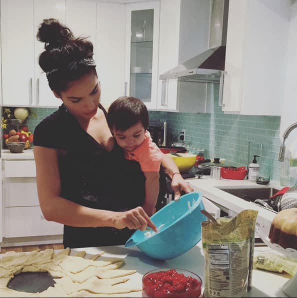 Con su pequeño ayudante, muy atento a lo que hace mami.