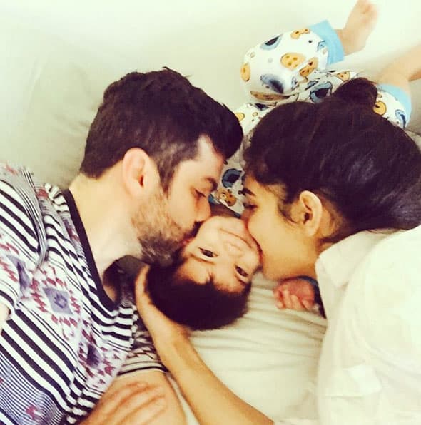 Ale Espinoza y Aníbal compartieron fotos del primer Thanskgiving con su adorado Matteo.