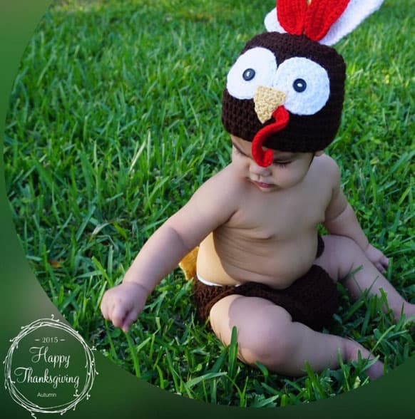 Y su hermosa tarjeta de Thanksgiving, con el nene jugando en el pasto, disfrazado de pavito.