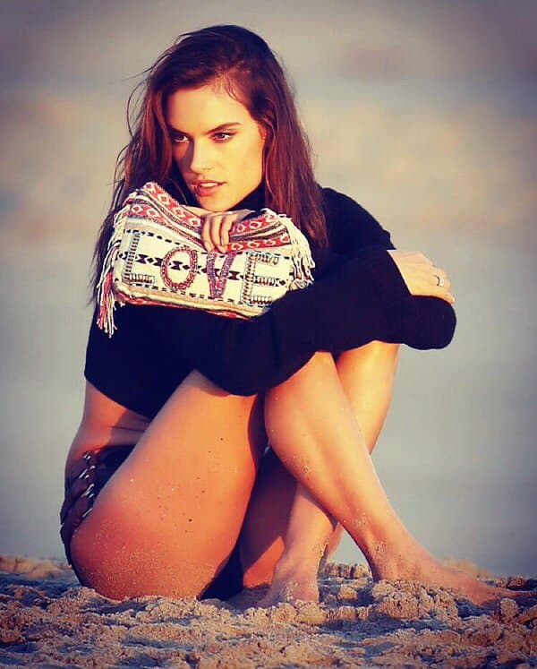 Alessandra Ambrosio nos recordó que lo único que necesitamos es amor.